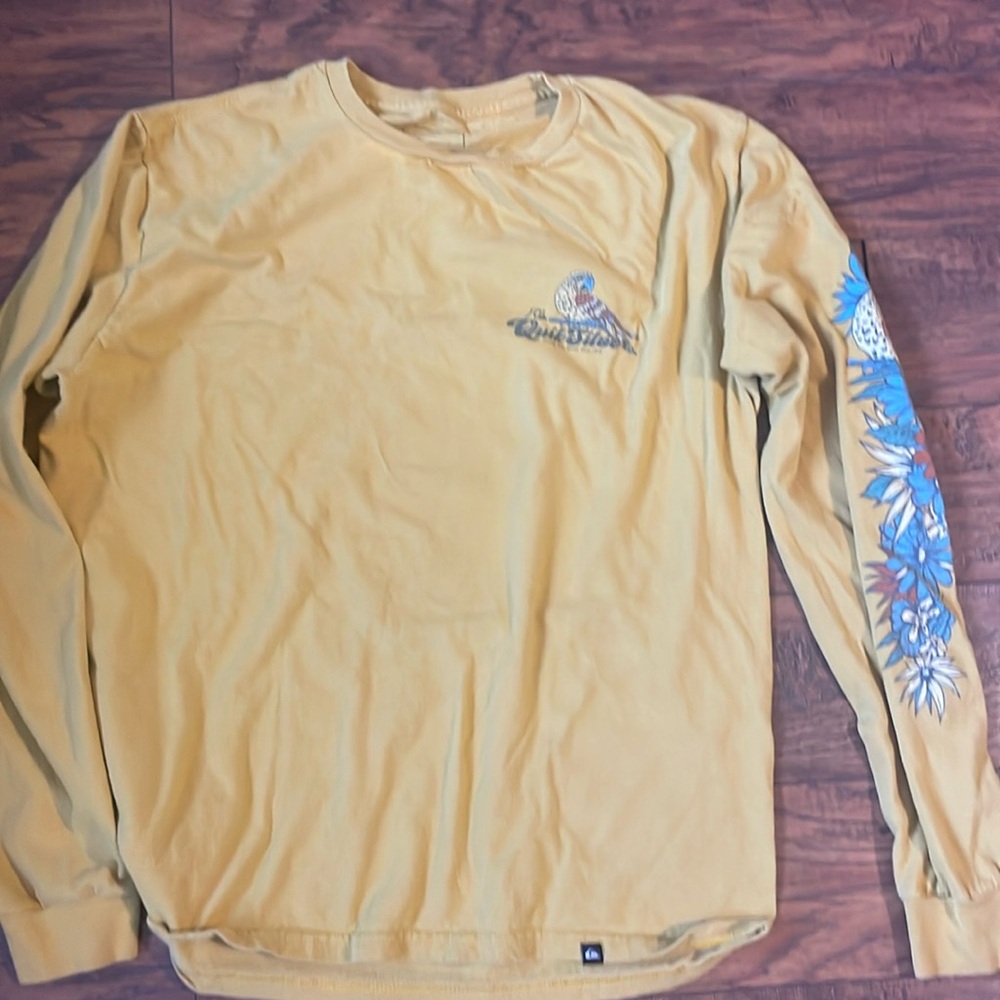 Quiksilver long sleeve tea